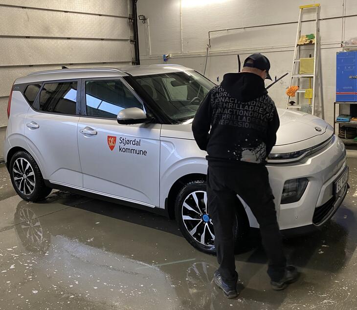 Mann vasker bil fra Stjørdal kommune sin bilpool