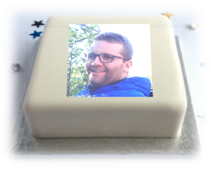 Bilde av kake med bilde av mann på.