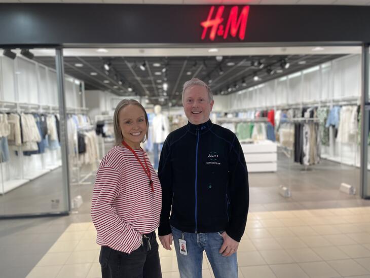 Mann og dame ved inngangen til butikken H&M